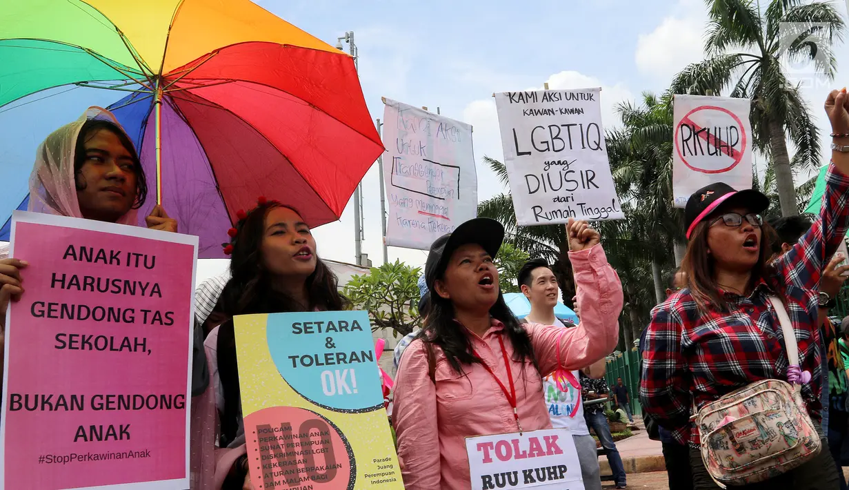Aktivis yang tergabung dalam Parade Juang Perempuan Indonesia menggelar demontrasi di depan Gedung DPR, Jakarta, Kamis (8/3). Aksi ini memperingati Hari Perempuan Internasional yang jatuh setiap tanggal 8 Maret. (Liputan6.com/JohanTallo)