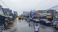Kemacetan terjadi di Jalan Raya Sawangan disebabkan banjir di Kelurahan Mampang, Kecamatan Pancoran Mas, Kota Depok. (Liputan6.com/Dicky Agung Prihanto)