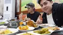 Pelantun Sha La La itu tampak heran. Dan beberapa kali memuji kelezatan masakan Indonesia. Sebelum makan,  Jerome juga menjelaskan bahwa mereka harus membayar makanan yang sudah disentuh. [Youtube/Nihongo Mantappu]