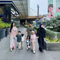 Donna Harun bersama keempat cucunya. [Foto: Instagram/donnaharunofficial]