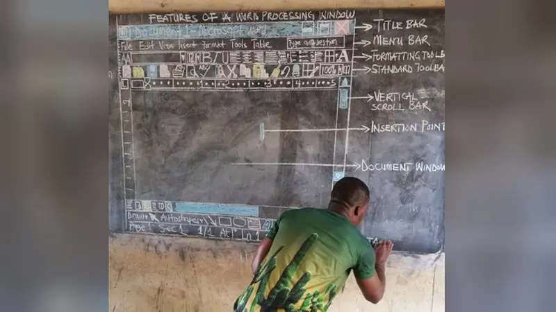 Owura Kwadwo, guru di Ghana tetap semangat mengajarkan penggunaan komputer pada muridnya (Facebook/Owura Kwadwo Hottish)