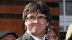 Mantan pemimpin Catalan, Carles Puigdemont tersenyum sebelum memberi keterangan kepada awak media setelah dibebaskan dengan jaminan dari penjara di Neumuenster, Jerman utara, (6/4). (Carsten Rehder / dpa via AP)