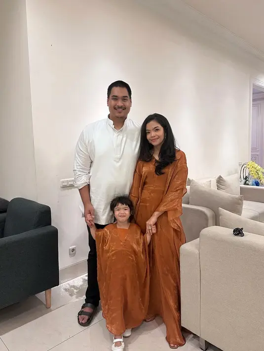 Terakhir adalah momen Lebaran Dito dengan keluarga kecilnya. Dito tampil sederhana dengan baju koko lengan panjang berwarna putih, dipadunya dengan celana panjang hitam. Foto: Instagram.