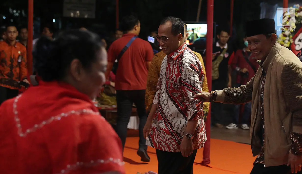 Menteri Perhubungan Budi Karya Sumadi menghadiri acara Tasyakuran HUT ke-46 PDIP di Tugu Proklamasi, Jakarta, Sabtu (20/7/2019). Dalam tasyakuran sekaligus perayaan kemenangan Jokowi-Maruf Amin itu, digelar pertunjukkan wayang kulit dengan mengambil lakon "Aji Norontoko" . (Liputan6.com/Herman Zakha