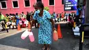 Seorang perempuan pergi usai membeli minyak tanah untuk digunakan di rumah di sebuah pompa bensin di Kolombo, Sri Lanka, 17 Maret 2022. Krisis mata uang menghambat impor bahan bakar dan kebutuhan pokok lain dari luar negeri, termasuk susu bubuk, gas untuk memasak dan bensin. (Ishara S. KODIKARA/AFP)