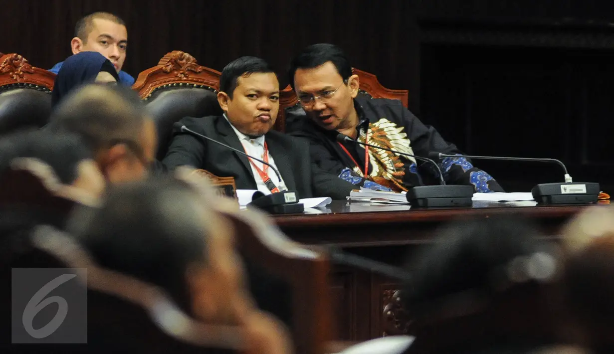 Gubernur DKI Basuki 'Ahok' Tjahaja Purnama (kanan) berbincang dengan kuasa hukumnya disela sidang lanjutan uji materiil Undang-Undang Pilkada mengenai cuti selama masa kampanye di MK, Jakarta, Kamis (15/9). (Liputan6.com/Faizal Fanani)