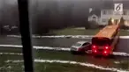 Kondisi jalan yang membeku dan licin akibat cuaca dingin membuat sebuah bus sekolah  kehilangan kendali.