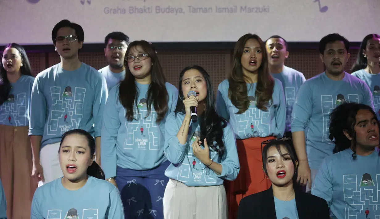 Pemeran memperkenalkan Home Sweet Loan The Musical saat peluncuran di Jakarta, Kamis (6/8/2026). Adaptasi dari novel karya Almira Bastari ini akan dipentaskan dalam 23 pertunjukan pada 30 September hingga 18 Oktober 2026 di Graha Bhakti Budaya, Taman Ismail Marzuki, Jakarta, dengan menghadirkan lima lagu orisinal karya Idgitaf sebagai bagian dari pengembangan cerita. (KLY/ Budy Santoso)