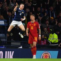 Gelandang Skotlandia Scott McTominay, merayakan gol pembuka timnya saat pertandingan kualifikasi Piala Eropa 2024 melawan Spanyol di Stadion Hampden Park, Glasgow,&nbsp;Rabu (29/3/2023) dini hari WIB. Pemain Manchester United (MU) itu mencetak dua gol untuk membawa Skotlandia menang 2-0.&nbsp;(ANDY BUCHANAN / AFP)