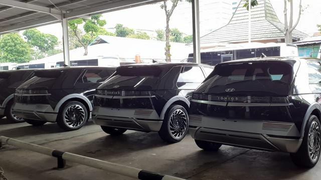 Sambut P-20 Puluhan Mobil Listrik Baru Parkir di Halaman DPR