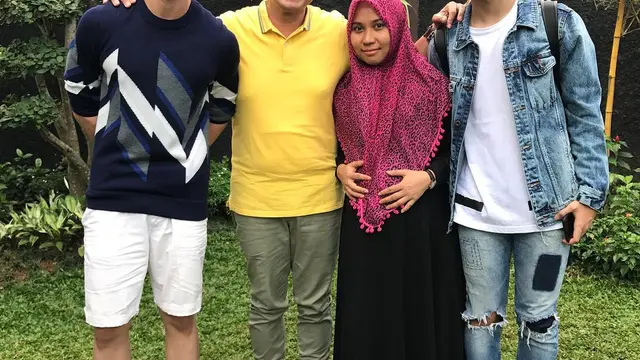 6 Potret Kedekatan Verrel Bramasta dan Ibu Sambung yang Jarang Tersorot