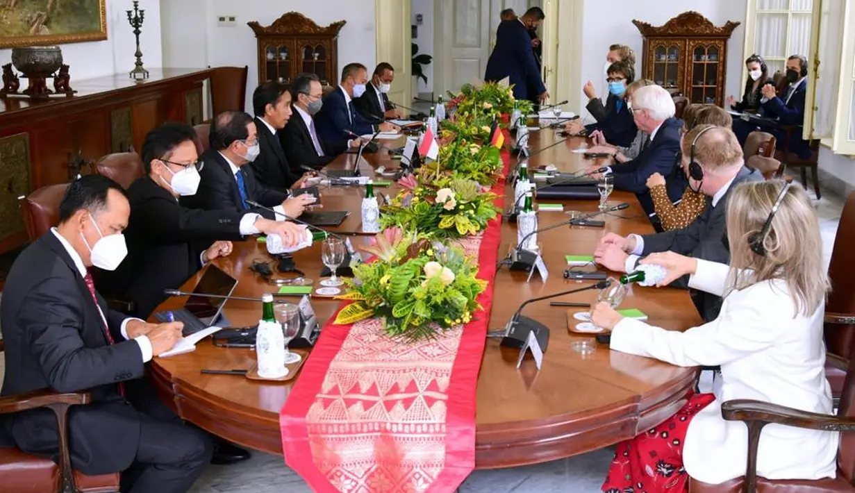 Suasana pertemuan bilateral antara Joko Widodo (Jokowi) dan Presiden Federasi Jerman Frank-Walter Steinmeier saat kunjungan kenegaraan di beranda Istana Bogor, Jawa Barat, Kamis (16/6/2022). Kunjungan kenegaraan Presiden Republik Federal Jerman tersebut berlangsung dalam rangka peringatan 70 tahun hubungan diplomatik Indonesia Jerman . (Foto: Lalily Rachev - Biro Pers Setpres)