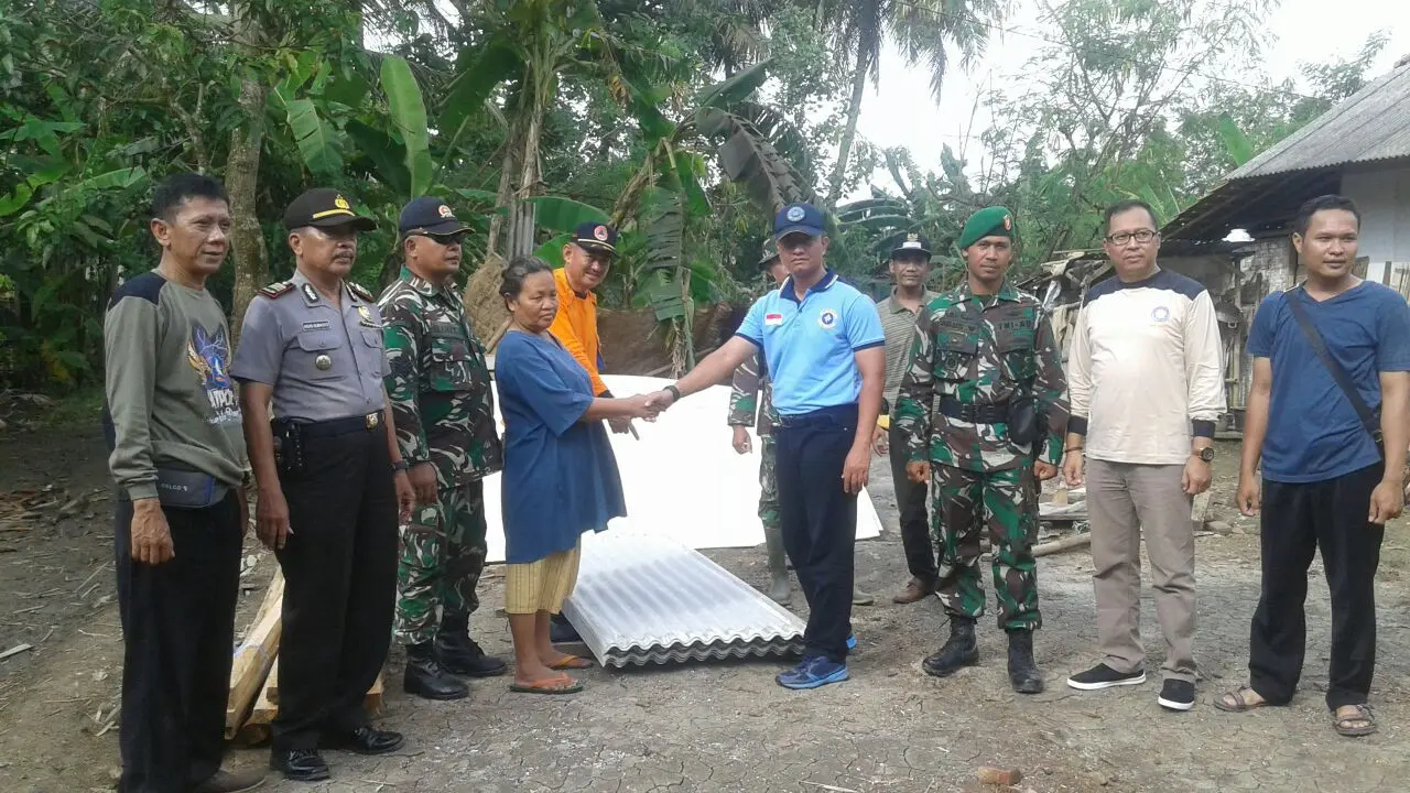 Bantuan berupa bahan bangunan dan logistik (bahan makanan) diserahkan kepada korban wilayah terdampak. (Foto: Liputan6.com/Muhamad Ridlo)
