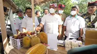 Kepala Stap Kepresidenan yang juga Ketua HKTI Moldoko meninjau pameran holtikultura di wisata Djawatan Banyuwangi (Istimewa)
