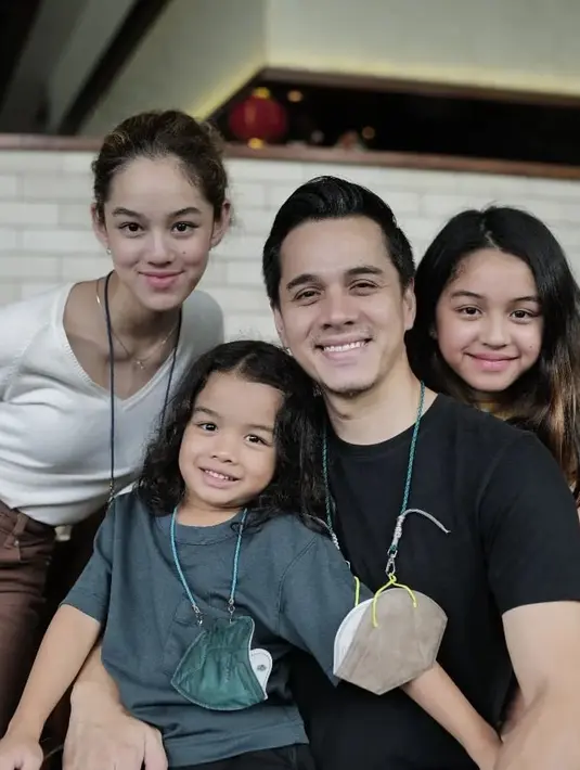 <p>"Ko bisa ga tua2 sih ka🤭🤣 pake pengawet apaa ??," tulis artis Citra Kirana. "Gk kayak bapak anak ini, lebih ke Kakak Adik. Mirip banget kalian," tulis falacaini. "Kak rio ganteng bgt ,anak gadisnya cantik. Cocok kyk kakak adik." tulis wkw_k75. [Instagram/rio.stokhorst]</p>