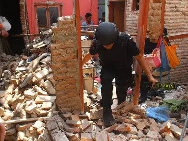Peristiwa bom meledak terjadi di Keluarahan Polowijen, Malang, Jawa Timur. Akibatnya sebuah rumah hancur (ANTARA/Ari Bowo Sucipto)