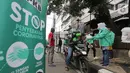Ojek online (ojol) menerima bantuan berupa bingkisan makan siang dan hand sanitizer di kawasan Jalan Raden Saleh, Jakarta, Selasa (7/3/2020). DPP PKB memberikan 500 paket kepada ojol akibat lesunya orderan selama pandemi corona Covid-19. (Liputan6.com/Fery Pradolo)