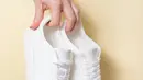 White Sneakers. Sneakers berwarna putih dengan bahan canvas atau leather adalah pilihan sepatu yang klasik.  White sneakers ini bisa buat penampilan kamu jadi level up dan mudah banget untuk di mix & match. / copyright shutterstock