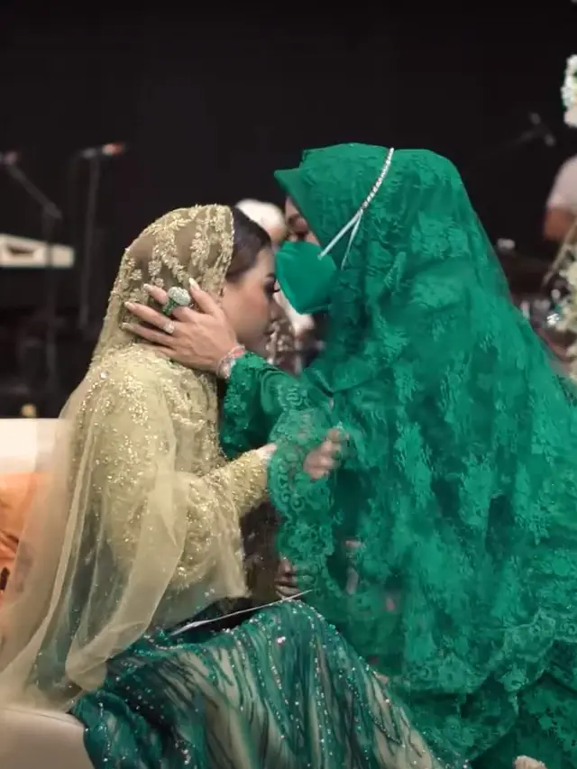 Krisdayanti dan Aurel Hermansyah. (Foto: YouTube The Hermansyah A6)