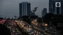Kendaraan terjebak kemacetan di Pancoran, Jakarta, Kamis (21/4/2022). Kemacetan tersebut dikarenakan banyaknya (peningkatan volume) kendaraan di jalan di sekitar jam berbuka puasa. (Liputan6.com/Johan Tallo)