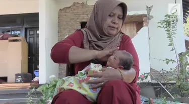 Di salah satu posko utama pengungsian di kecamatan Pemenang Lombok Utara, puluhan ibu hamil terpaksa melahirkan di tenda darurat, kendati lahir ditenda darurat dengan peralatan seadanya proses persalinan berjalan normal dan bayi yang lahir sehat.
