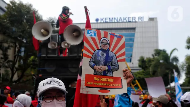 Buruh Geruduk Kemnaker Tolak Aturan Potong Upah 25 Persen