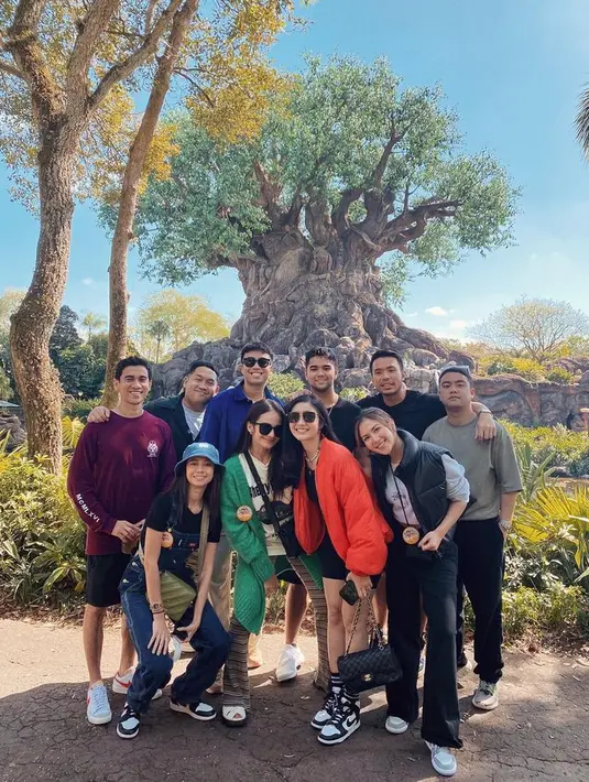 Saat main ke amusement park, Molen dan Enzy memakai baju warna kontras yang pas. Begitu juga dengan Mila dan Yakup yang senada dengan outfit hitam.[Foto: Instagram @jscmila]