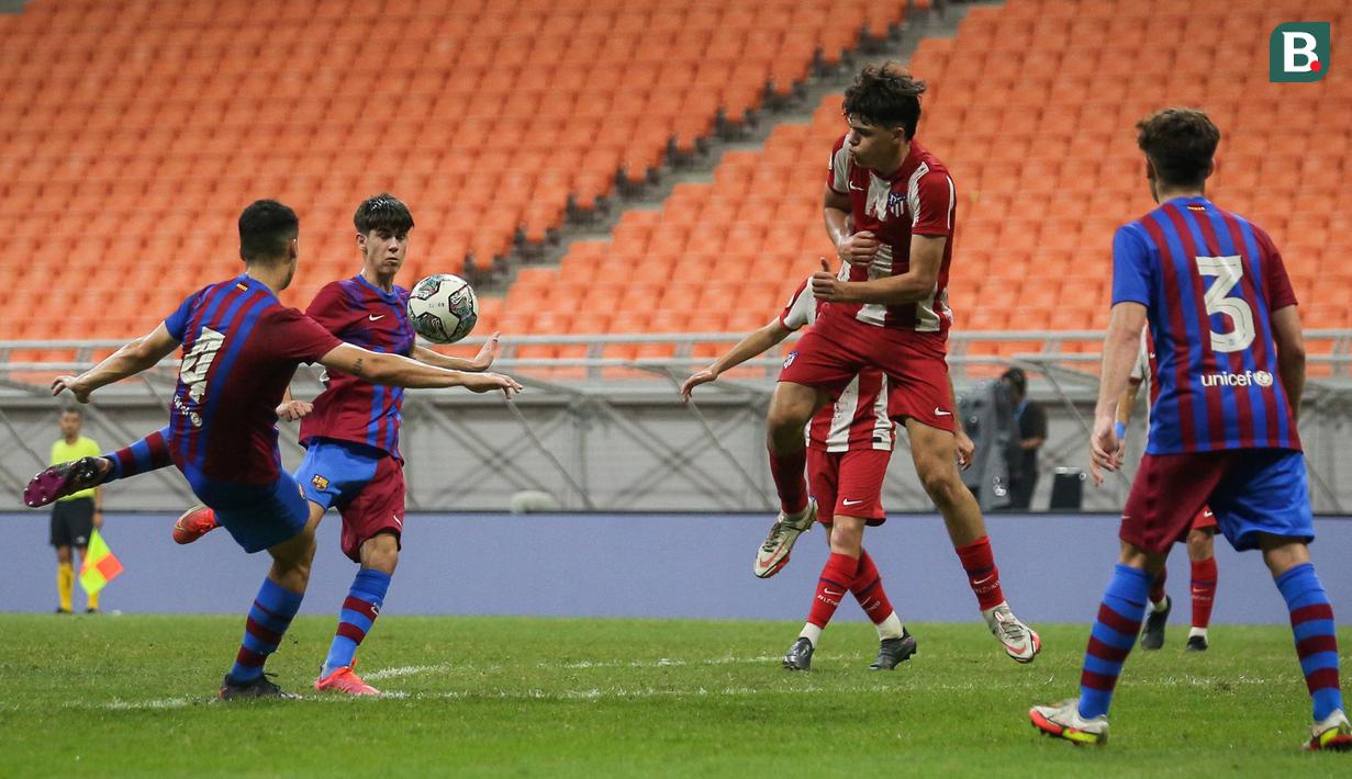 Barcelona berhasil mendominasi jalannya pertandingan awal babak. Penguasaan bola lewat umpan-umpan pendek menjadi andalannya. (Bola.com/Bagaskara Lazuardi)