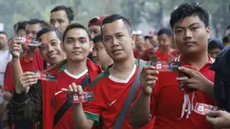 Suporter menunjukan tiket sebelum memasuki SUGBK, Senayan, Jakarta, Minggu (14/1/2018). Fasilitas baru tersebut untuk meningkatkan keamananan, kenyamanan serta kedisiplinan suporter. (Bola.com/M Iqbal Ichsan)