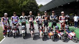 Pembalap Pembalap Prima Pramac Racing MotoGP, Jorge Martin (kiri) dan Johann Zarco berfoto bersama dengan sejumlah pembalap Moto2 dan Moto3 sebelum mengikuti lomba balap motor mini pada rangkaian acara menjelang MotoGP Jepang 2023 di Mobility Resort Motegi, Motegi, Perfektur Tochigi, Jepang, 28 September 2023 waktu setempat. (AFP/Toshifumi Kitamura)