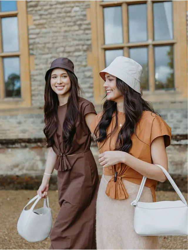 7 Potret Adu Gaya Yasmin Napper dan Amanda Rawles di Inggris yang Memukau
