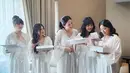Saat bersiap, mereka kompak kenakan robe panjang warna putih senada dengan pengantin. [@@bareodds]