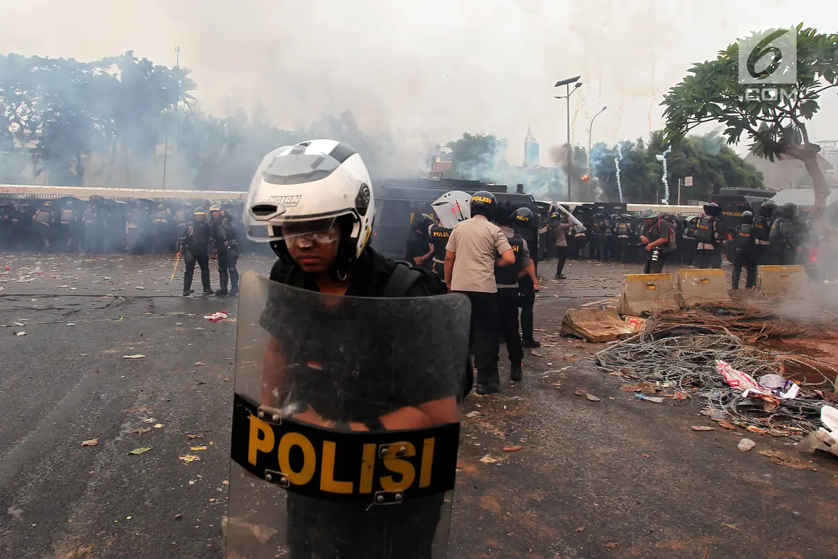 Polisi Tembakkan Gas Air Mata Bubarkan Demo Mahasiswa di Depan DPR