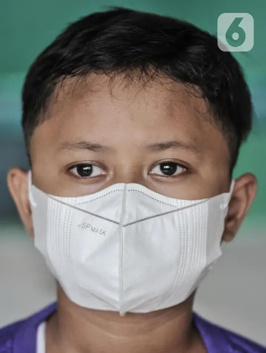 Potret anak berinisial R (9) dengan kondisi mata sebelah kanan yang telah diganti di Rusunawa Marunda, Jakarta Utara, Rabu (9/3/2022). Pencemaran debu batu bara mengakibatkan sejumlah penghuni mengalami sesak nafas, gatal-gatal. (merdeka.com/Iqbal S. Nugroho)