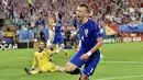 Ivan Perisic menjadi penentu kemenangan Kroasia atas Spanyol 2-1. Selain itu, Perisic juga membuat assist gol pertama Kroasia. (21/6/2016). (AFP/Georges Gobet)