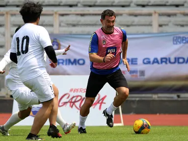 Legenda sepak bola Yunani, Giorgos Karagounis bermain pada acara puncak BRImo Future Garuda yang bertajuk FOURFEO Mini Tournament di Stadion Madya, Jakarta, Kamis (01/06/2023). (Bola.com/Bagaskara Lazuardi)