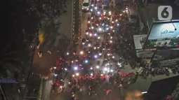 Foto udara saat pemudik melintas di posko penyekatan mudik di Kedungwaringin, Kabupaten Bekasi, Jawa Barat, Minggu (9/5/2021). H-3 jelang Idul Fitri petugas gabungan TNI, Polri, Dishub dan Satpol PP memperketat penjagaan pemudik di perbatasan Kabupaten Bekasi-Karawang. (Liputan6.com/Herman Zakharia)
