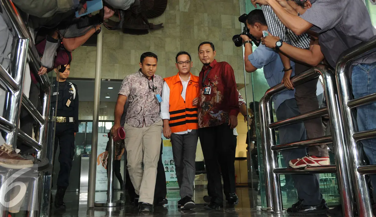 Direktur Utama PT Melati Technofo Indonesia (MTI), Fahmi Darmawansyah dikawal menuju mobil tahanan usai diperiksa di Gedung KPK, Jakarta, Jumat (23/12). Fahmi menjadi tersangka terkait kasus dugaan korupsi Bakamla. (Liputan6.com/Helmi Affandi)
