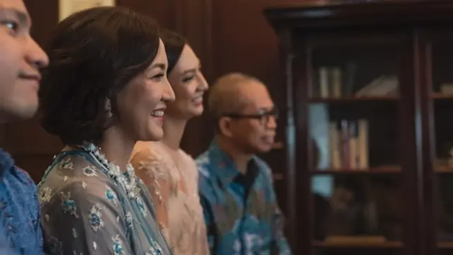 6 Momen Pertunangan Nadia Saphira, Cantik dengan Rambut di Sanggul