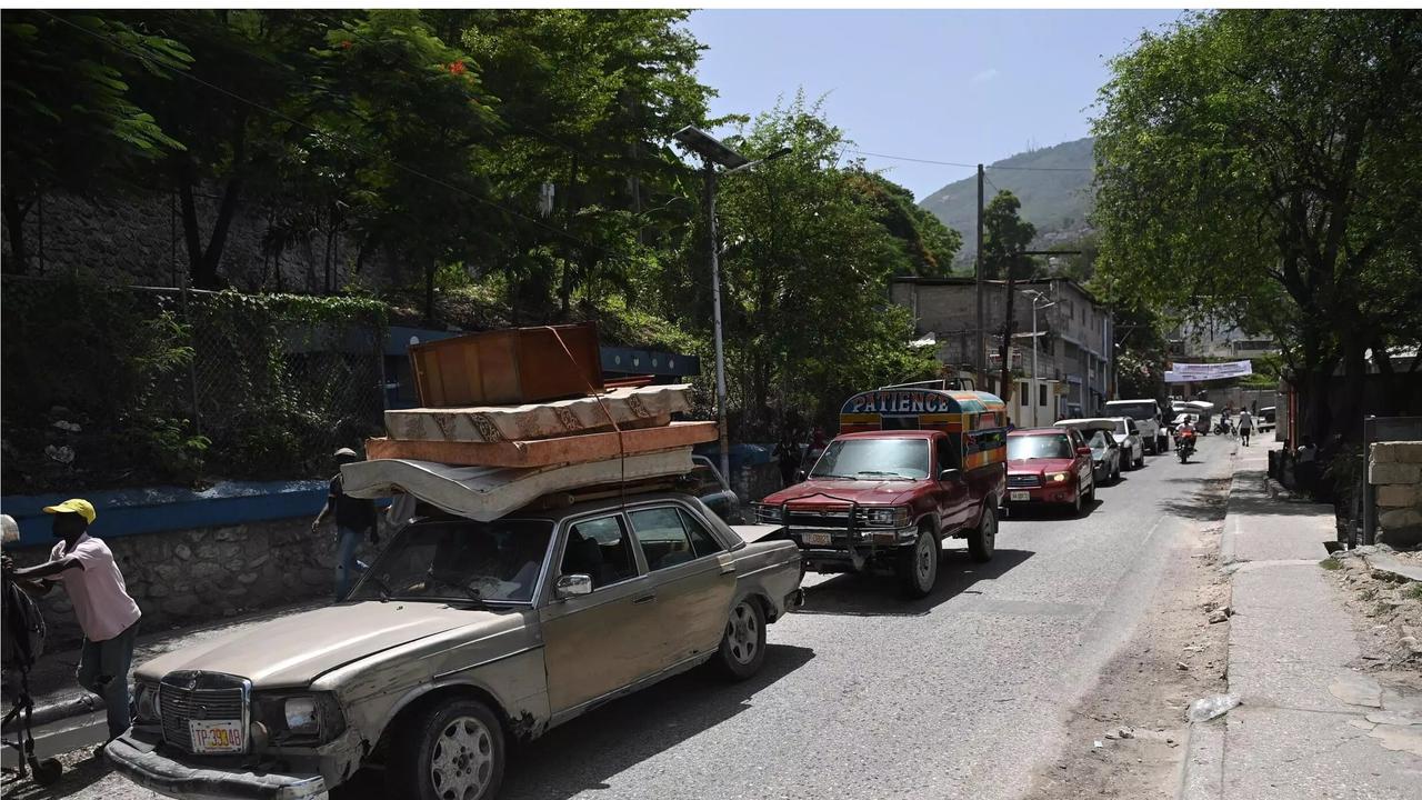 Warga melarikan diri dari kekerasan geng di ibu kota Haiti (Richard Pierrin/ AFP)