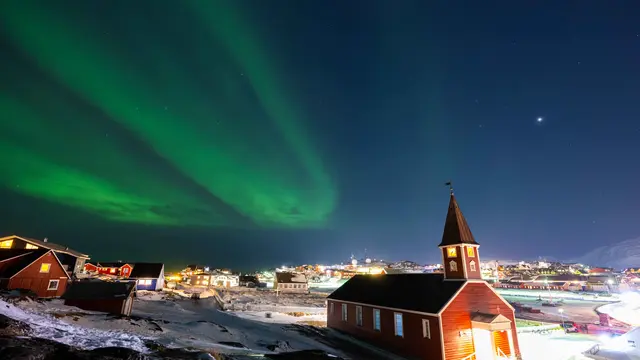Melihat Keindahan Fenomena Aurora Borealis di Langit Greenland