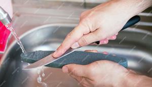 Temukan rahasia untuk merawat pisau dapur tetap tajam dan awet hanya di sini. (Sumber: Freepik/Jannissimo).