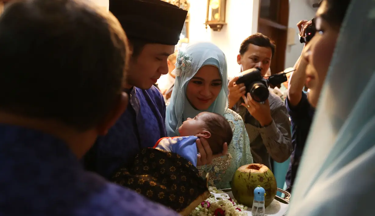 Dude Harlino & Alyssa Soebandono amat senang dengan kunjungan sahabat dan kerabat di acara aqiqah anak mereka.