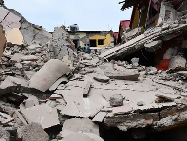 Pemandangan bangunan yang runtuh usai dilanda gempa berkekuatan 8,2 SR di negara bagian Oaxaca, Meksiko (8/9). Menurut Presiden Meksiko, Enrique Peña Nieto sedikitnya 200 orang cedera dan puluhan lainnya meninggal dunia. (AFP Photo/Ronaldo Schemidt)