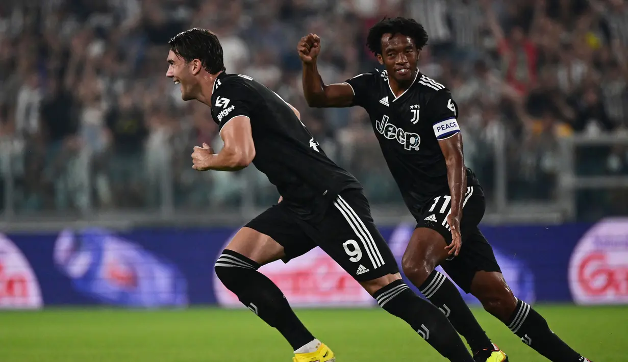 Gol Dusan Vlahovic terjadi saat laga baru berjalan 9 menit. Tendangan bebas kaki kirinya meluncur melewati pagar hidup yang dibangun para pemain Spezia yg akhirnya tak mampu diantisipasi kiper Spezia, Bartlomiej Dragowski. (AFP/Miguel Medina)