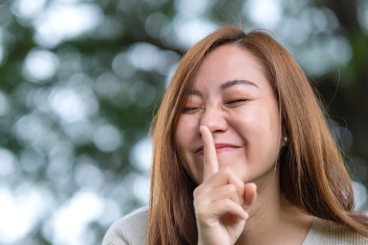 perempuan menjaga rahasia