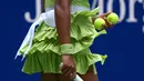 Detail pakaian petenis Jepang, Naomi Osaka saat melakukan pemanasan sebelum laga putaran pertama melawan petenis Latvia, Jelena Ostapenko pada laga putaran pertama Amerika Open 2024 di USTA Billie Jean King National Tennis Center, New York, Selasa (27/08/2024). (AFP/Mike Stobe)