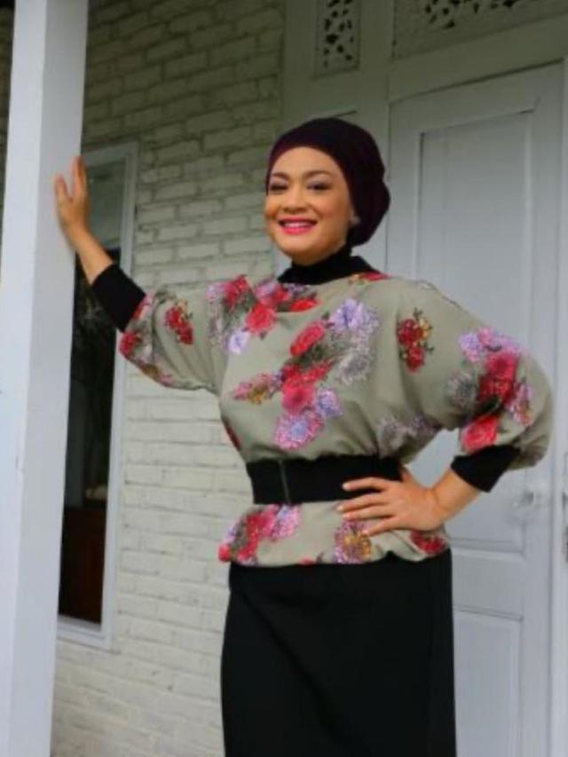 7 Potret Rumah Dewi Hughes Bergaya Tempo Dulu Dan Serba Hijau Showbiz Liputan6 Com