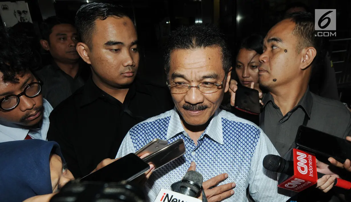 Mantan Mendagri Gamawan Fauzi memberi keterangan usai diperiksa penyidik KPK, Jakarta, Selasa(8/1). Gamawan diperiksa terkait kasus dugaan korupsi pembangunan Gedung Kampus IPDN tahap II Rogan Hilir Provinsi Riau tahun 2011. (Merdeka.com/Dwi Narwoko)