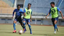 Pemain Persib Bandung Omid Nazari berebut bola dengan Zulham Zamrun dalam sesi gim internal di Stadion Gelora Bandung Lautan Api, Sabtu (22/8/2020). (MO Persib Bandung)